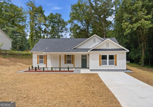 Photo 2 of Sale Pending at 4380 Navajo Ln Se, Acworth, GA 30102 | MLS# 10821081 | Listing updated on 2026-09-10