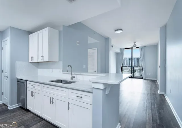 Listing Photo 5 - Condo for sale in building located at 3040 Peachtree Rd, Atlanta, GA 30305 - Unit #613