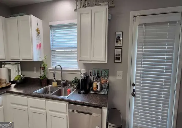 2nd image of 9517 Lakeview Rd, Union City, GA 30291 | MLS# 10797996