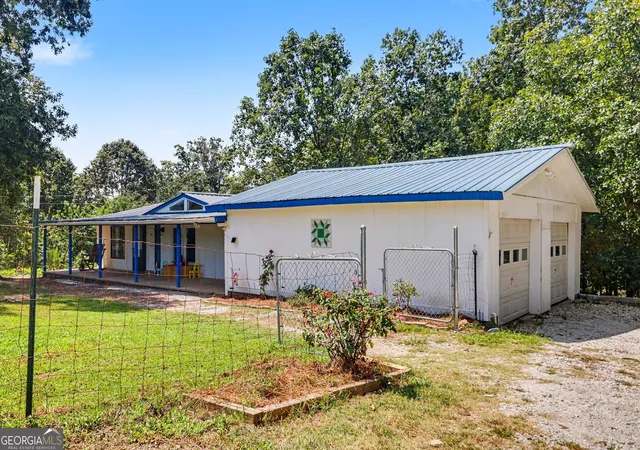 Photo 4 of Sale Pending at 824 Fairview Farm Cir, Lavonia, GA 30553 | MLS# 10827393 | Listing updated on 2026-09-30