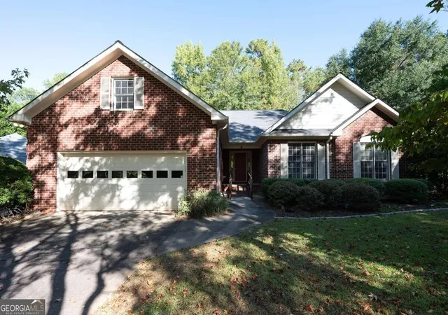 Single family home for sale at 220 Meadow Crk Dr, Athens, GA 30605 | MLS# 10869192
