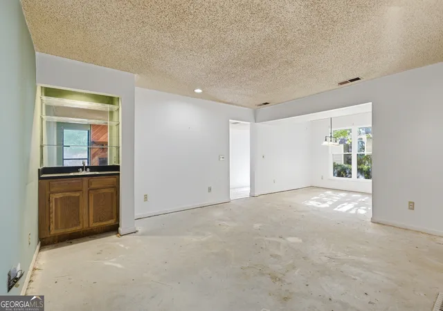 Listing Photo 5 - Condo for sale in building located at 1980 Variations Dr NE, Atlanta, GA 30329
