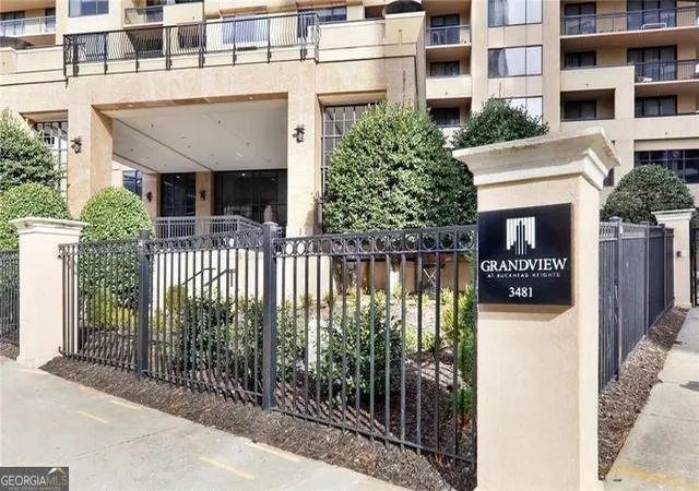 Listing Photo 2 - Condo for sale in building located at 3481 Lakeside Dr Ne, Atlanta, GA 30326 - Unit #APT P201