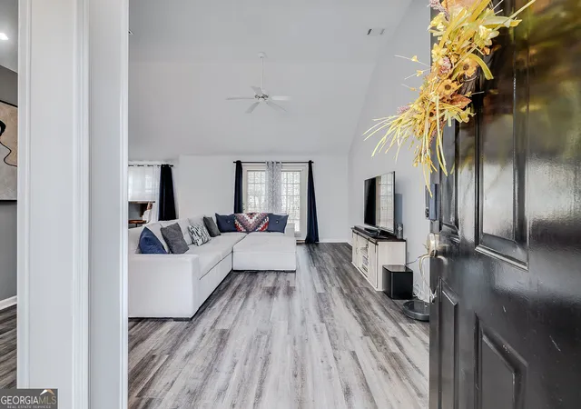 Photo 3 of Sale Pending at 220 Parkview Ct, Savannah, GA 31419 | MLS# 10688134 | Listing updated on 2026-09-03