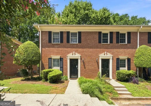 2nd image of 136 Sterling Ct, Alpharetta, GA 30004 | MLS# 10815068