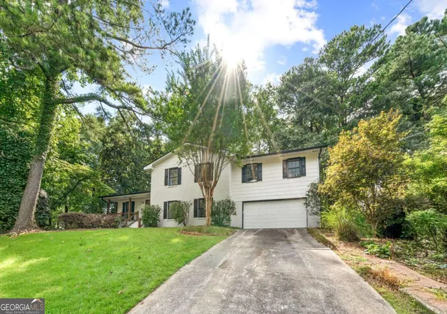 Photo 2 of Sale Pending at 3844 Lake Dr Se, Smyrna, GA 30082 | MLS# 10580986 | Listing updated on 2025-12-10