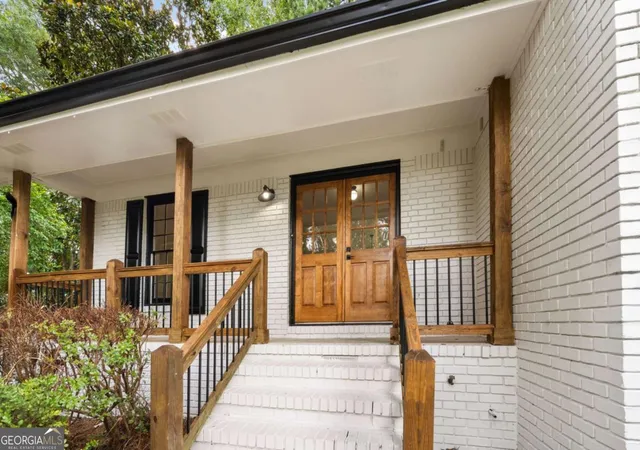 Photo 3 of Sale Pending at 3844 Lake Dr Se, Smyrna, GA 30082 | MLS# 10580986 | Listing updated on 2025-12-10