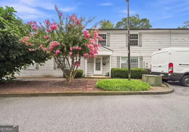 Photo 3 of Condo for sale at 1392 Old Coach Rd Sw, Marietta, GA 30008 | MLS# 10824445 | Listing updated on 2026-09-27