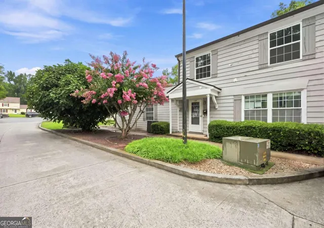 Photo 4 of Condo for sale at 1392 Old Coach Rd Sw, Marietta, GA 30008 | MLS# 10824445 | Listing updated on 2026-09-27