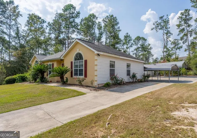 Photo 3 of Single family home for sale at 301 Ridge Ln, Douglas, GA 31533 | MLS# 10609900 | Listing updated on 2026-06-25