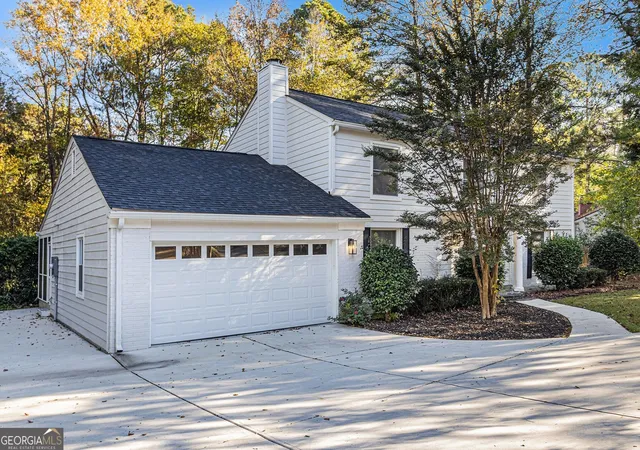 Photo 2 of Sale Pending at 3695 Fox Hills Dr Se, Marietta, GA 30067 | MLS# 10834153 | Listing updated on 2026-09-02