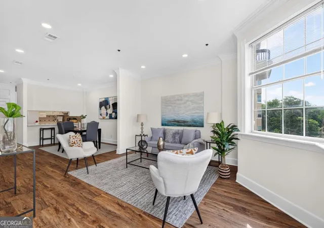 Listing Photo 3 - Condo for sale in building located at 2499 Peachtree Rd Ne, Atlanta, GA 30305 - Unit #508