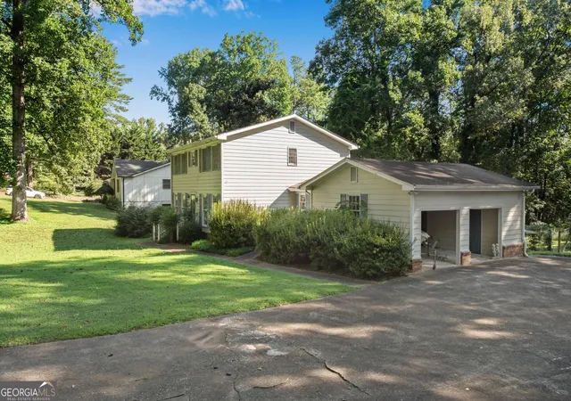 Photo 4 of Single family home for sale at 1255 Lake Charles Dr, Roswell, GA 30075 | MLS# 10832037 | Listing updated on 2026-09-07