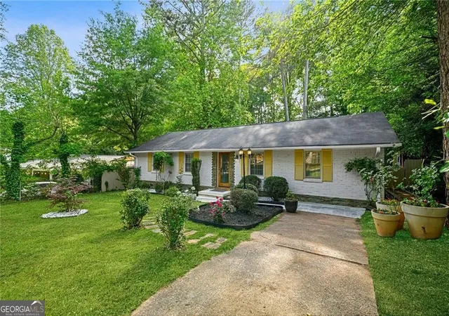 Photo 3 of Single family home for sale at 2570 Spring Dr Se, Smyrna, GA 30080 | MLS# 10830568 | Listing updated on 2026-09-18