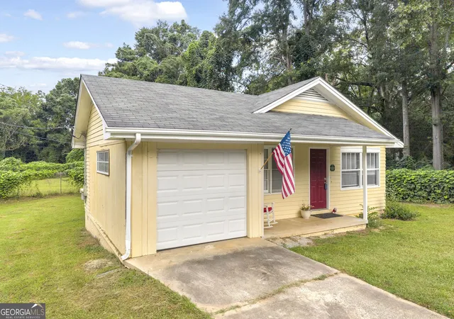 Photo 3 of Single family home for sale at 514 S Broad St, Toccoa, GA 30577 | MLS# 10817766 | Listing updated on 2026-09-25