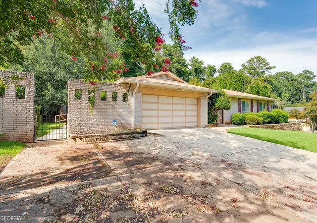 Photo 3 of Sale Pending at 3914 Sable Dr, Stone Mountain, GA 30083 | MLS# 10821491 | Listing updated on 2026-09-15