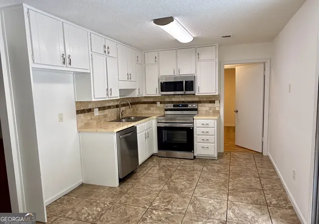 3rd image of 108 Hilltop Cir, Stockbridge, GA 30281 | MLS# 10773562