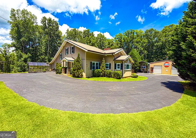 Photo 3 of Single family home for sale at 11 Edgewater Ct, Griffin, GA 30223 | MLS# 10827103 | Listing updated on 2026-08-31