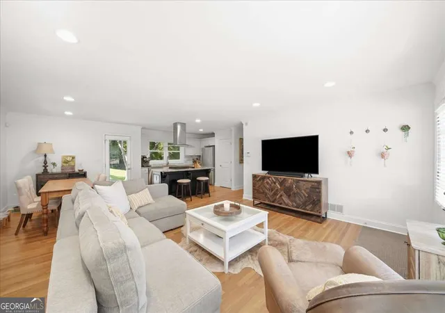 Photo 3 of Single family home for sale at 31 W Belle Isle Rd, Sandy Springs, GA 30342 | MLS# 10820742 | Listing updated on 2026-09-24