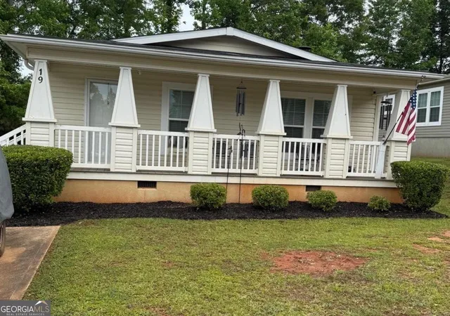 2nd image of 19 Redwood Cir, Newnan, GA 30263 | MLS# 10785046
