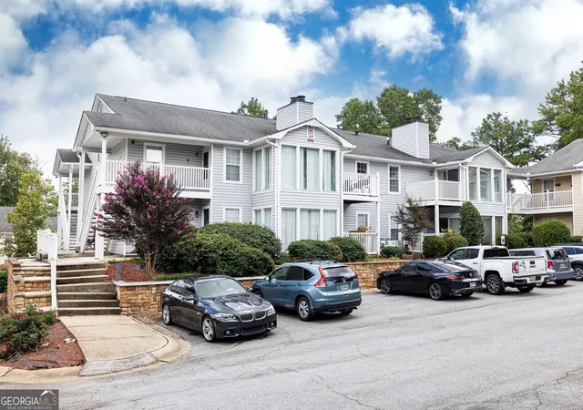 Photo 3 of Condo for sale at 910 Augusta Dr Se, Marietta, GA 30067 | MLS# 10824183 | Listing updated on 2026-09-16