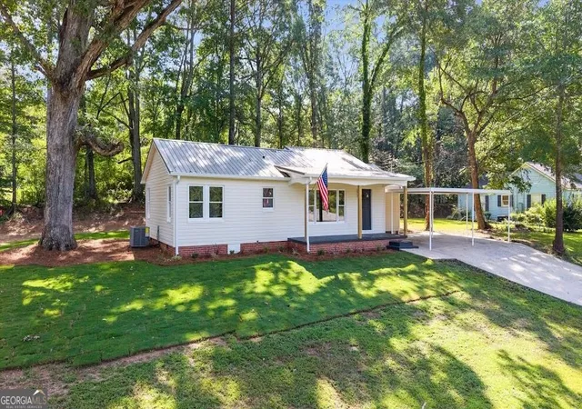 Photo 3 of Single family home for sale at 227 Bennett St, Heflin, AL 36264 | MLS# 10834176 | Listing updated on 2026-09-21