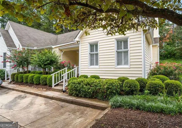 Photo 3 of Sale Pending at 116 Victoria Way, Roswell, GA 30075 | MLS# 10808081 | Listing updated on 2026-09-17