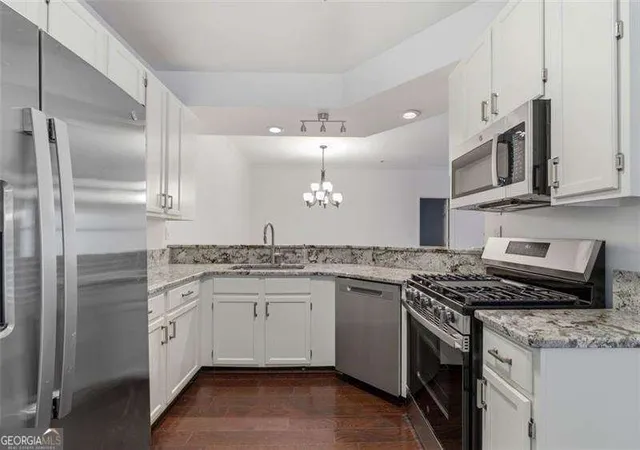 Listing Photo 5 - Condo for sale in building located at 116 Victoria Wy, Roswell, GA 30075