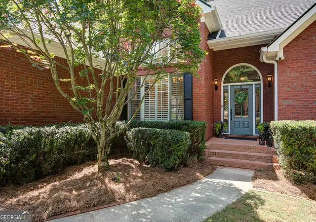 Photo 3 of Sale Pending at 40 Shoreline Dr, Newnan, GA 30263 | MLS# 10826646 | Listing updated on 2026-08-20
