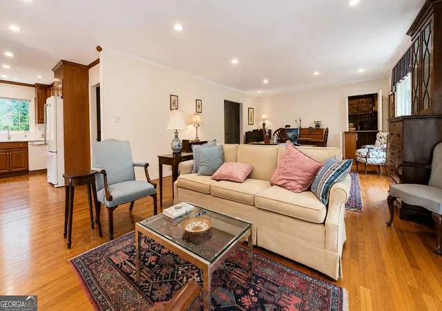 Photo 4 of Sale Pending at 920 Buckingham Cir NW, Atlanta, GA 30327 | MLS# 10811115 | Listing updated on 2026-08-03