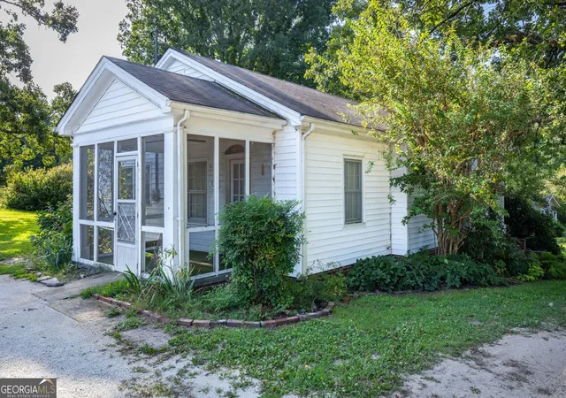 Photo 2 of Single family home for sale at 303 Georgianna St, Jasper, GA 30143 | MLS# 10834078 | Listing updated on 2026-09-10