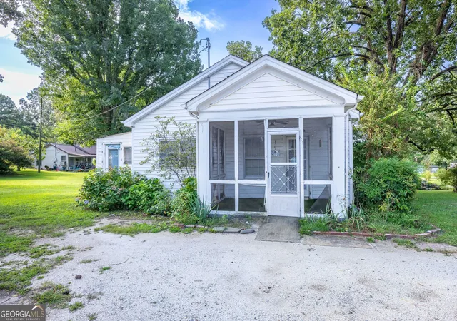 Photo 3 of Single family home for sale at 303 Georgianna St, Jasper, GA 30143 | MLS# 10834078 | Listing updated on 2026-09-10