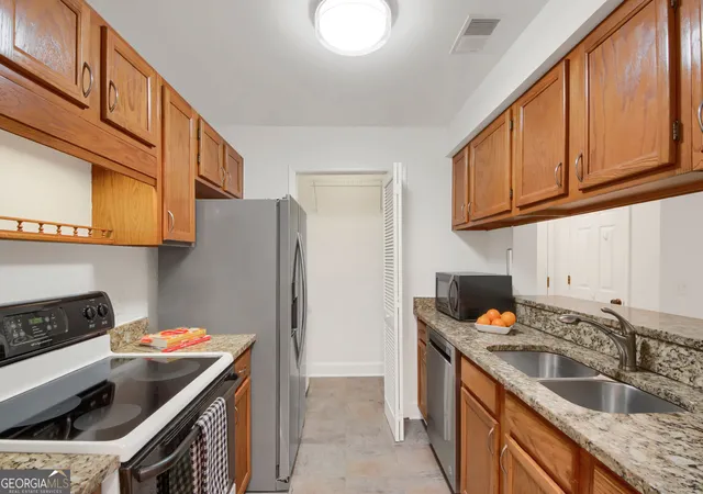 Photo 1 of Condo for sale at 501 Barrington Hills Dr, Sandy Springs, GA 30350 | MLS# 10612954 | Listing updated on 2025-10-10
