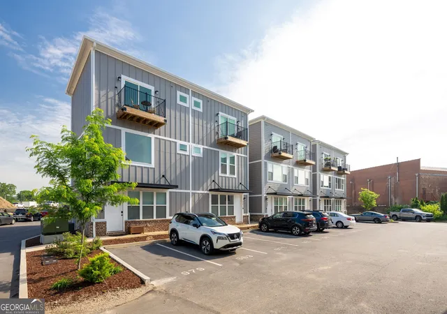 Photo 1 of Townhouse for sale at 979 Montague Pl, Chattanooga, TN 37408 | MLS# 10869261 | Listing updated on 2026-10-29