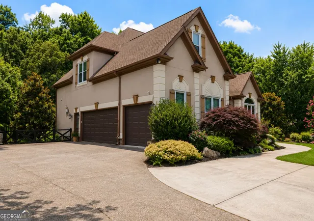 Photo 3 of Single family home for sale at 915 Champions Fairway Dr, Alpharetta, GA 30004 | MLS# 10812957 | Listing updated on 2026-08-24