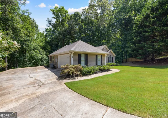 Photo 3 of Sale Pending at 15 Paces Landing Pl, Newnan, GA 30263 | MLS# 10808467 | Listing updated on 2026-09-14
