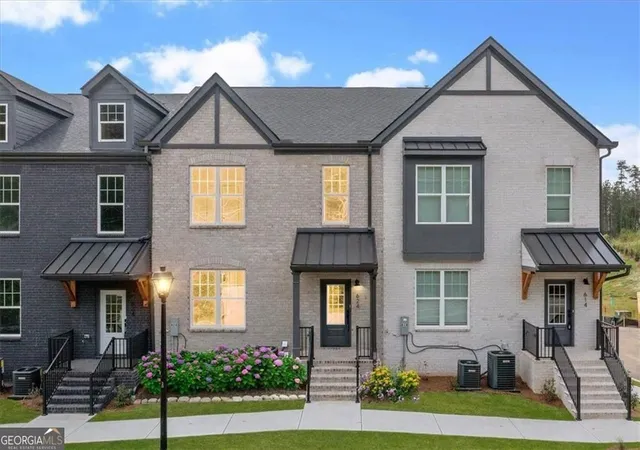 Photo 2 of Townhouse for sale at 624 Oakleaf Grove Ln, Sugar Hill, GA 30518 | MLS# 10728795 | Listing updated on 2026-08-26
