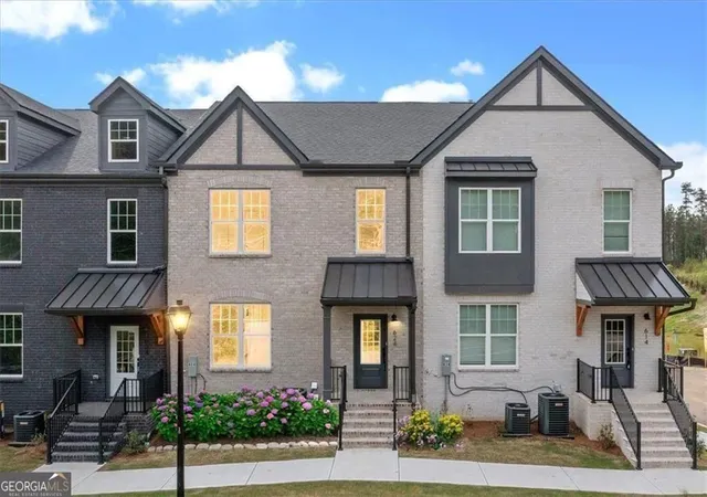 Photo 3 of Townhouse for sale at 624 Oakleaf Grove Ln, Sugar Hill, GA 30518 | MLS# 10728795 | Listing updated on 2026-08-26