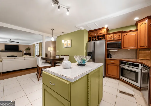 5th image of 476 S Susan Creek Dr, Stone Mountain, GA 30083 | MLS# 10812252