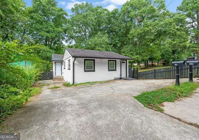 Listing Photo 3 - Condo for sale in building located at 556 Cairo St NW, Atlanta, GA 30314