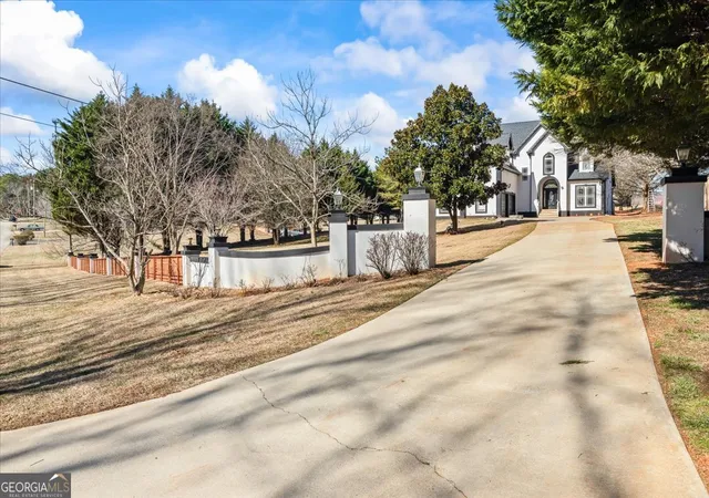 Photo 3 of Single family home for sale at 3955 Pucketts Rd, Snellville, GA 30039 | MLS# 10818699 | Listing updated on 2026-08-18