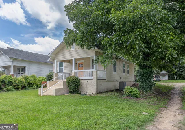 Photo 2 of Single family home for sale at 404 Jefferson St, Lagrange, GA 30240 | MLS# 10834144 | Listing updated on 2026-09-11