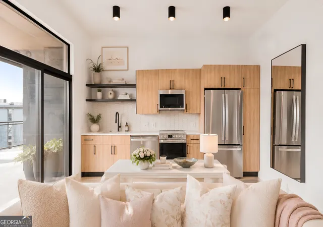 Photo 2 of Condo for sale at 567 Ponce De Leon Ave #605, Atlanta, GA 30308 | MLS# 10814292 | Listing updated on 2026-10-19