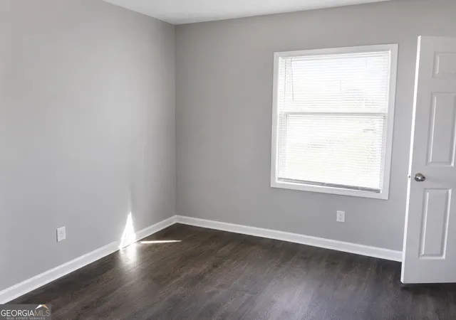 Listing Photo 4 - Condo for sale in building located at 1652 Oak Knl Cir SE, Atlanta, GA 30315