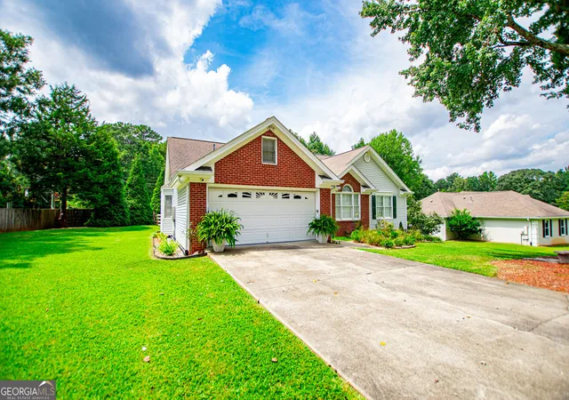 Photo 4 of Single family home for sale at 10 Mountain Oaks Dr, Carrollton, GA 30116 | MLS# 10835186 | Listing updated on 2026-09-11