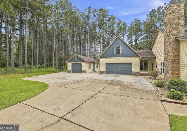Photo 3 of Sale Pending at 19 Rock House Estates Dr, Senoia, GA 30276 | MLS# 10817459 | Listing updated on 2026-09-14