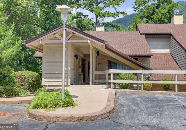 2nd image of 239 Shakespeare Dr, Clayton, GA 30525
