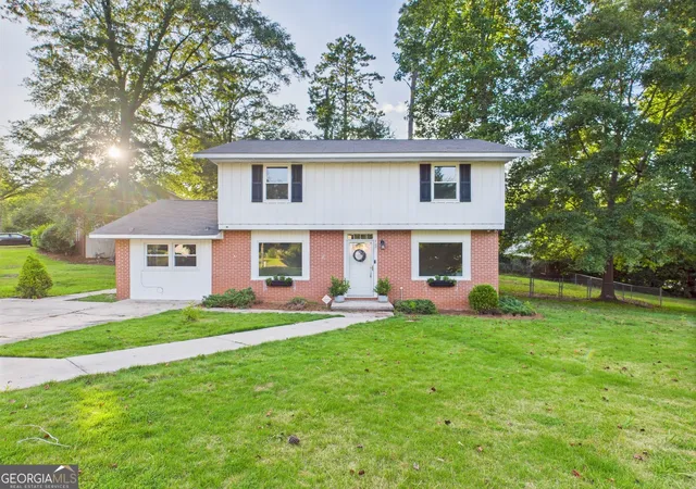 Photo 1 of Sale Pending at 752 Forest Lake Dr S, Macon, GA 31210 | MLS# 10548547 | Listing updated on 2025-08-04