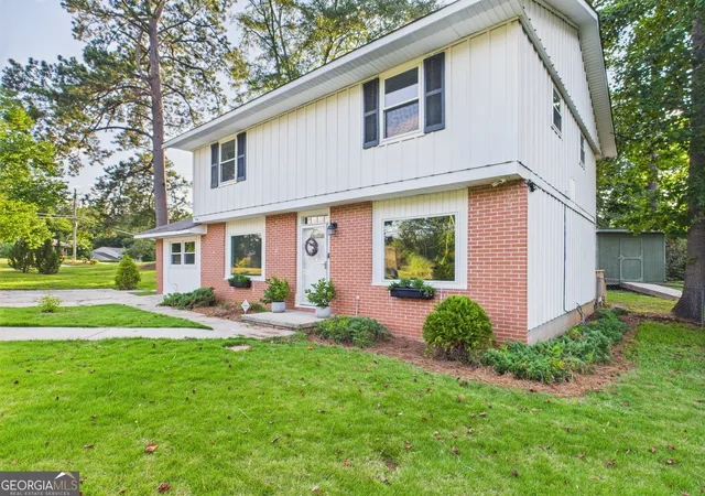 Photo 2 of Sale Pending at 752 Forest Lake Dr S, Macon, GA 31210 | MLS# 10548547 | Listing updated on 2025-08-04