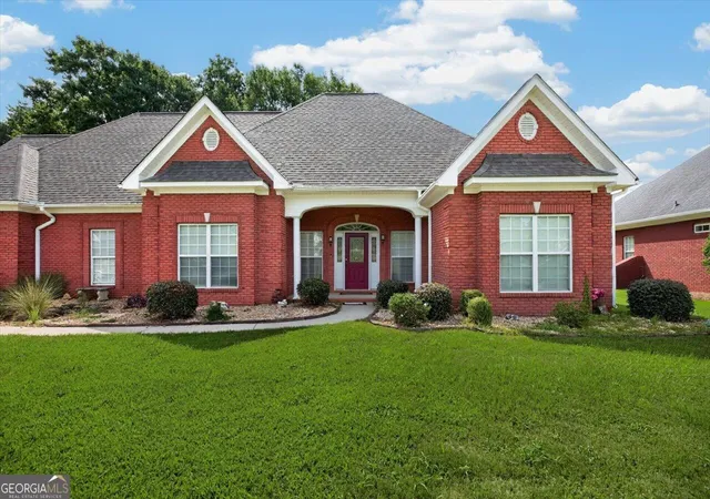 Photo 3 of Sale Pending at 214 Knob Hill Dr, Warner Robins, GA 31088 | MLS# 10726140 | Listing updated on 2026-08-24